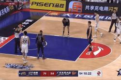 湖南男篮主场遭遇惨败，教练露出无奈表情