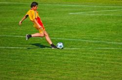 阿尔艾因主场气氛火爆，球迷助威成强大后盾