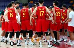 篮球比赛紧密关注，球员备战备受瞩目