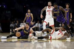 强强对话，两支球队在激烈争夺胜利