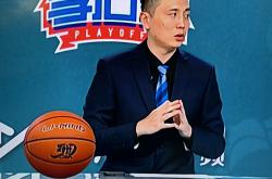 比赛中球队状态起伏，备受质疑与赞美的简单介绍