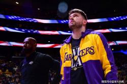 火箭队核心球员表现出色荣膺赛季MVP