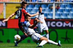 足球联赛争夺激烈，实力对决精彩