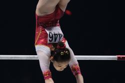 体操选手精妙动作，赢得好评