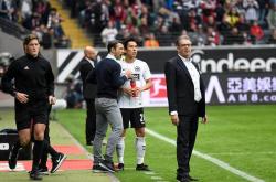 包含法兰克福俱乐部宣布与星球员签订长约的词条