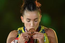 巴西运动员在排球比赛中发挥出色