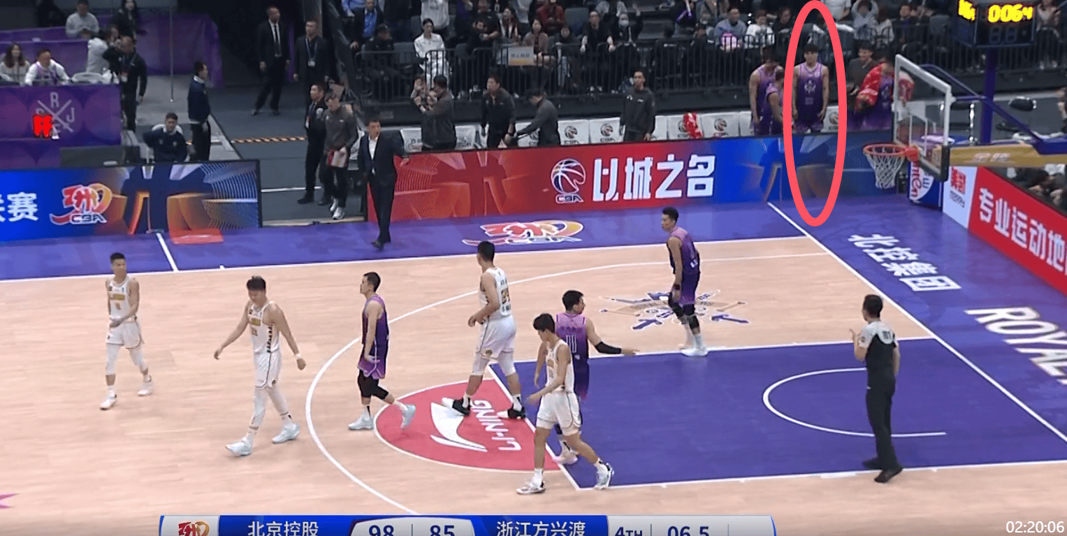 湖南男篮主场遭遇惨败，教练露出无奈表情