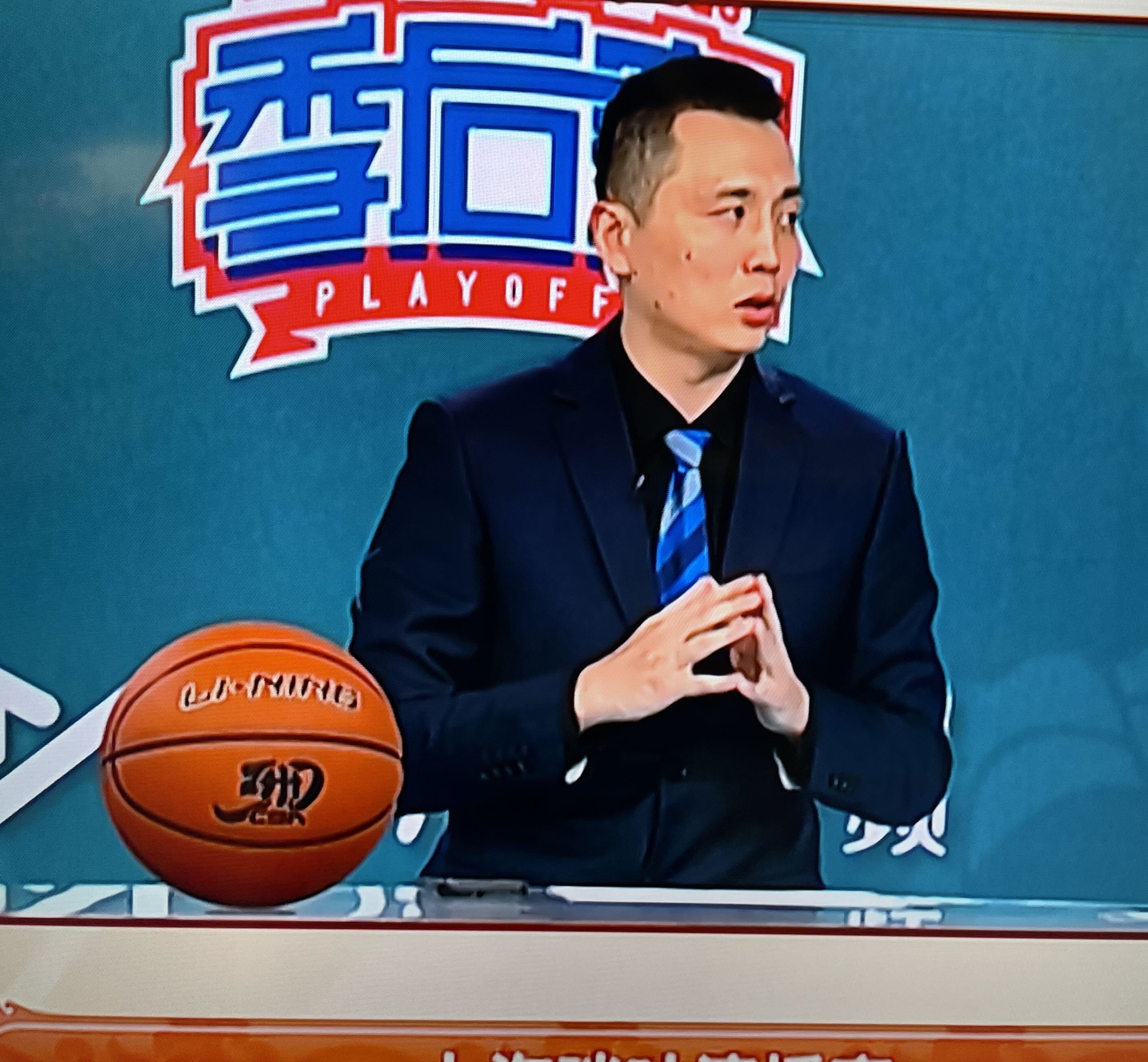 比赛中球队状态起伏，备受质疑与赞美的简单介绍