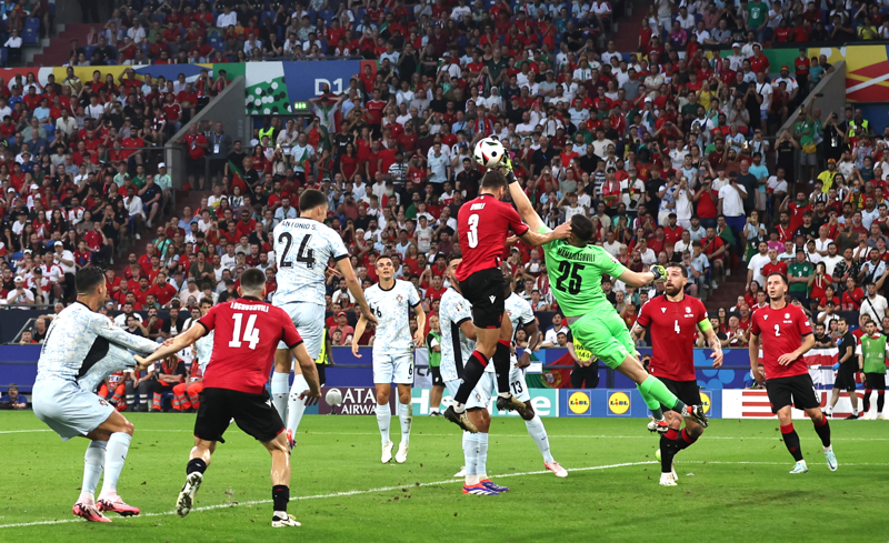 西班牙队在对阵格鲁吉亚比赛中取得胜利