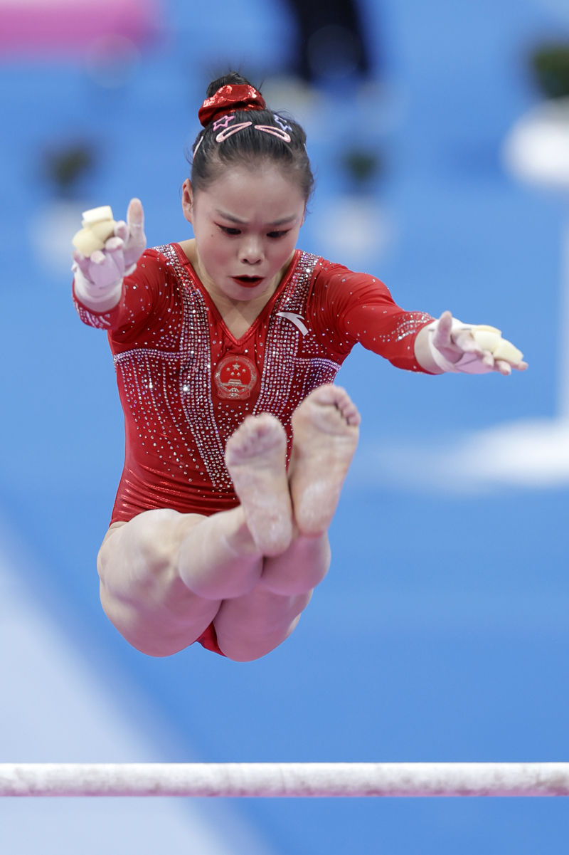 体操选手精妙动作，赢得好评