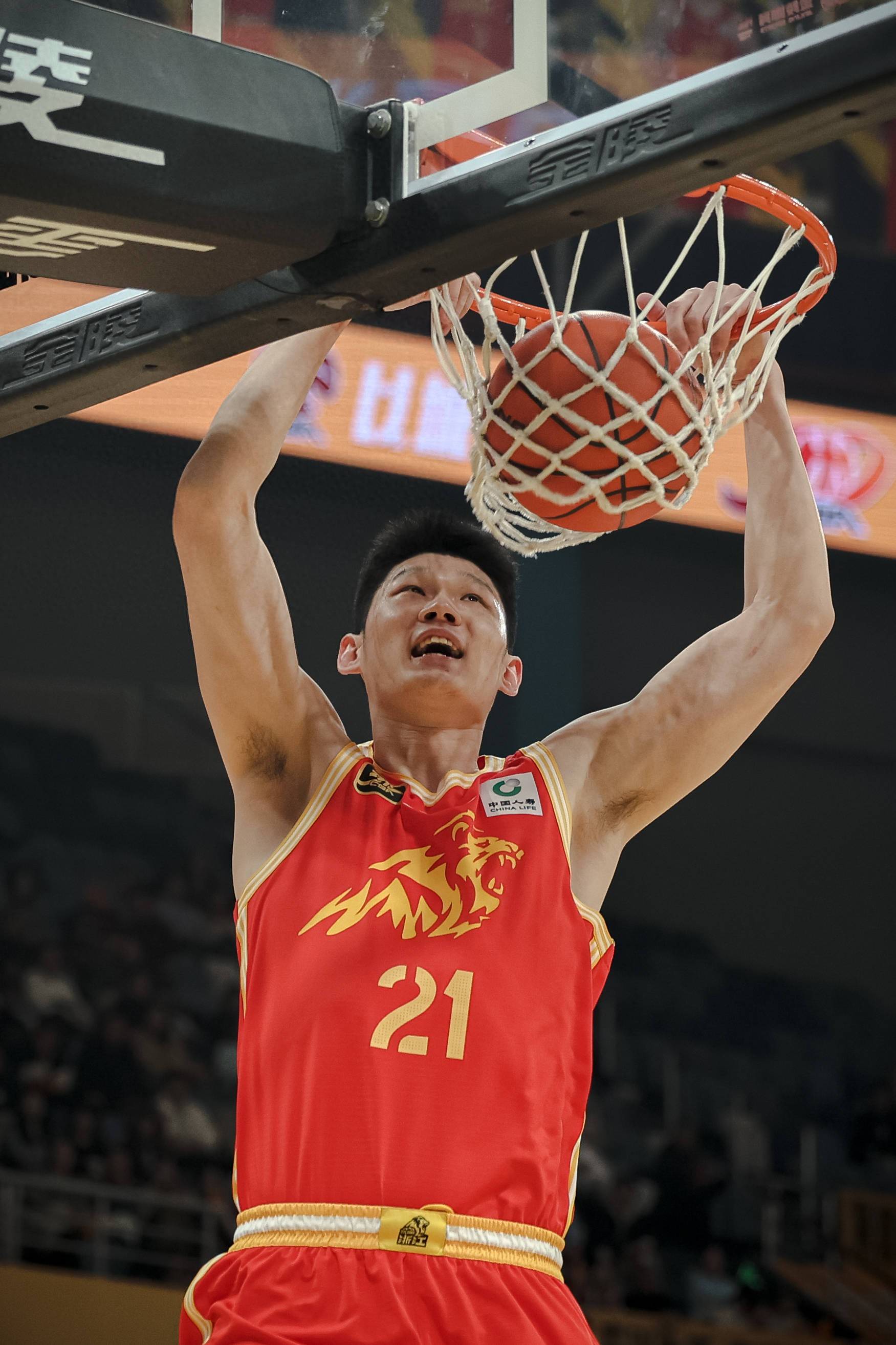 包含福建男篮客场拿下胜利，战胜重庆队保持不败的词条