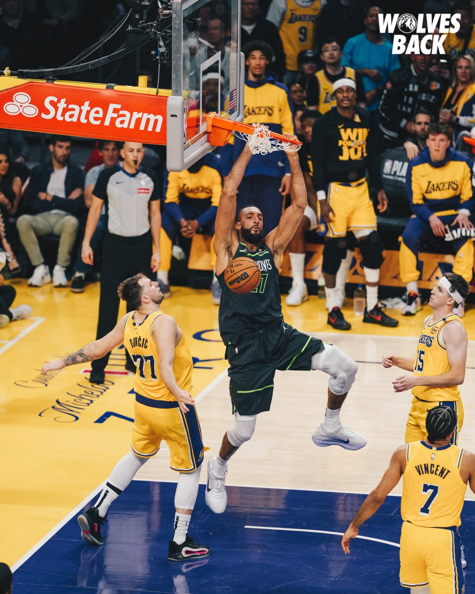 关于雄鹿队主场力克鹈鹕，保持不败境地的信息