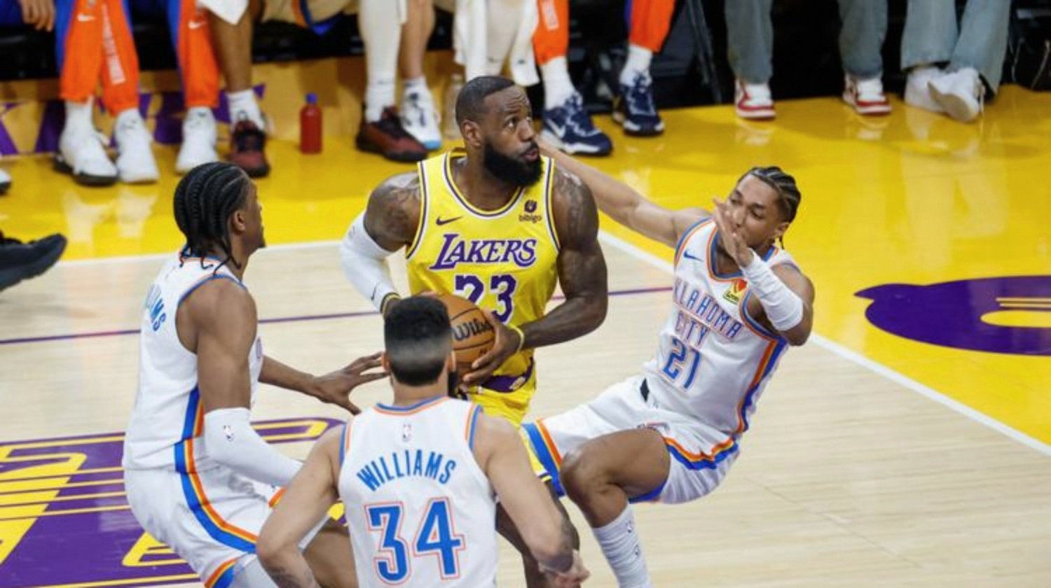 篮球明星间的激烈较量惹人尖叫！的简单介绍