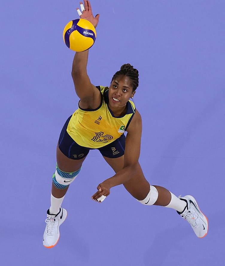 巴西运动员在排球比赛中发挥出色