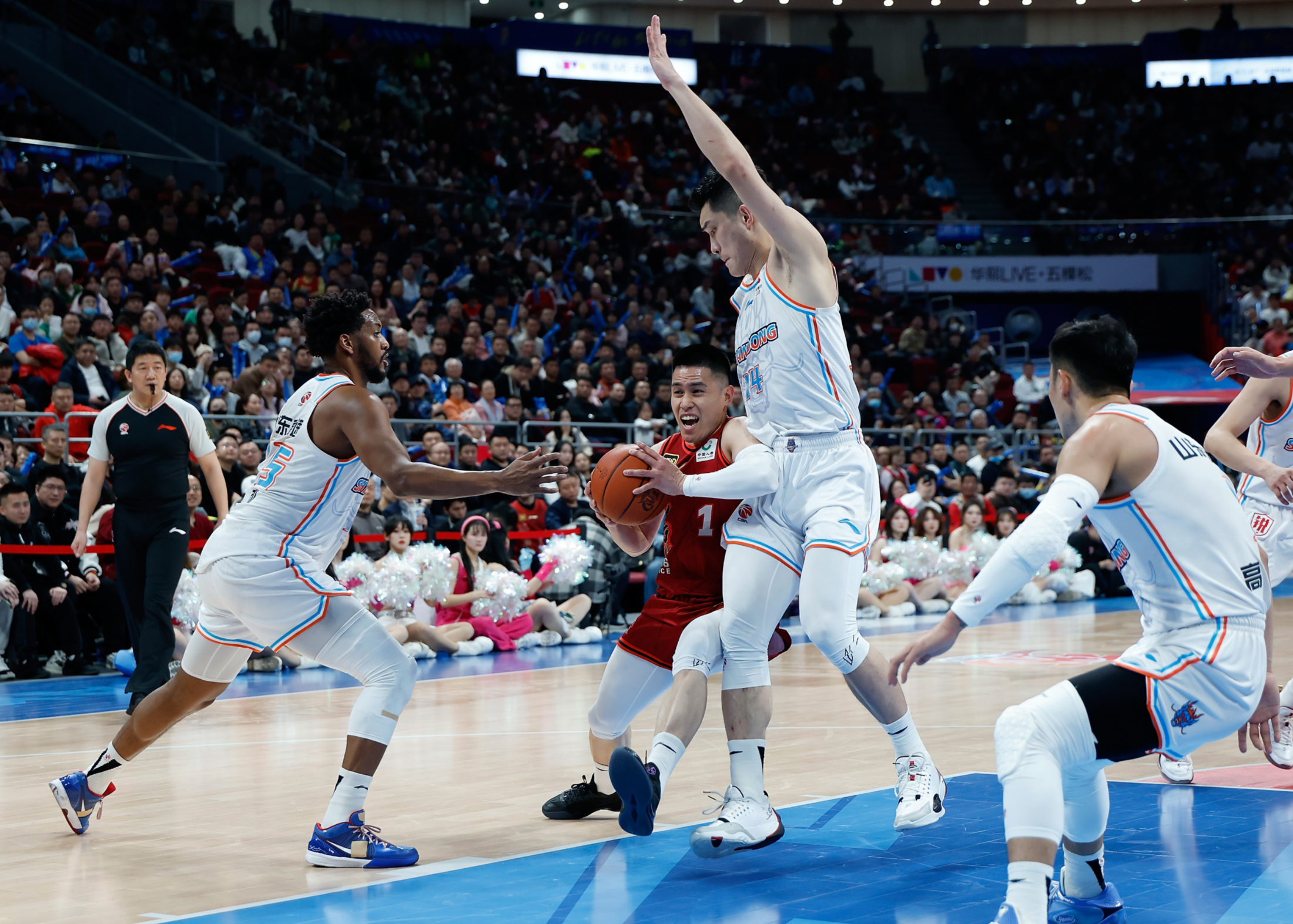 激战篮球赛事，顶尖球队斗智斗勇