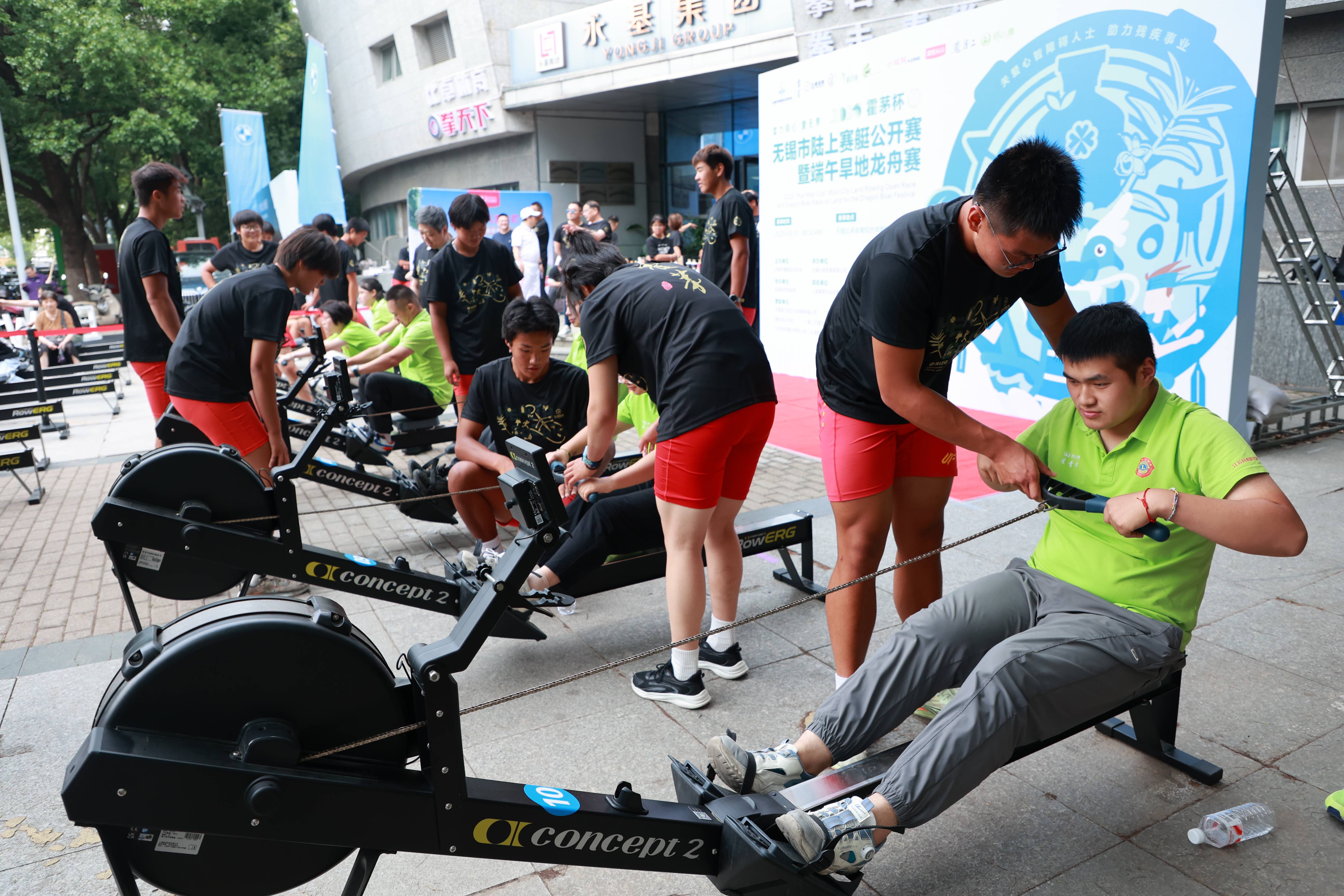 球员在比赛中全力以赴奋力拼搏